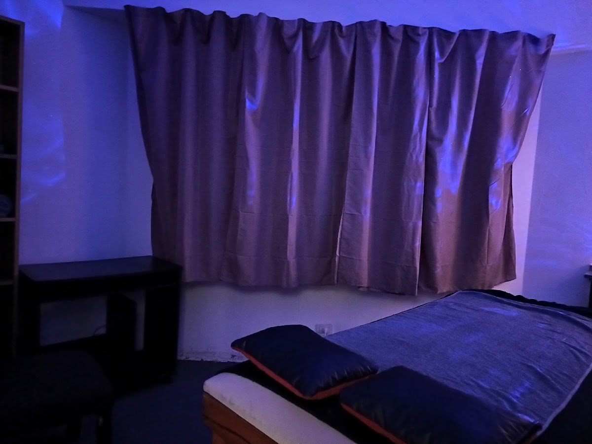 Sala de masajes de Cmyr Masajes, ambiente relajante con iluminación azul